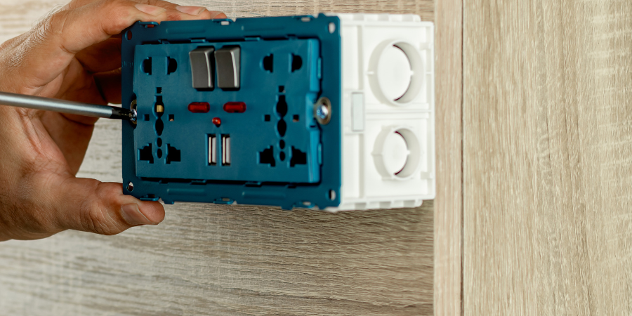 Como usar un destornillador y un atornillador eléctrico a batería